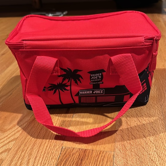 Trader Joe’s mini insulated bag - Picture 4 of 4